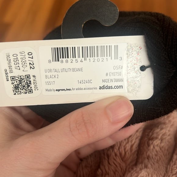 Adidas boys black beanie- NWT - Picture 3 of 3
